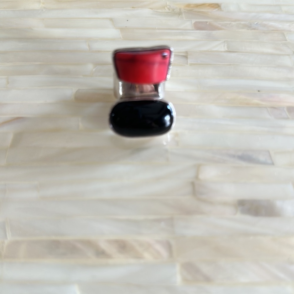 Red coral and black onyx ring set in silver 925. Size 6